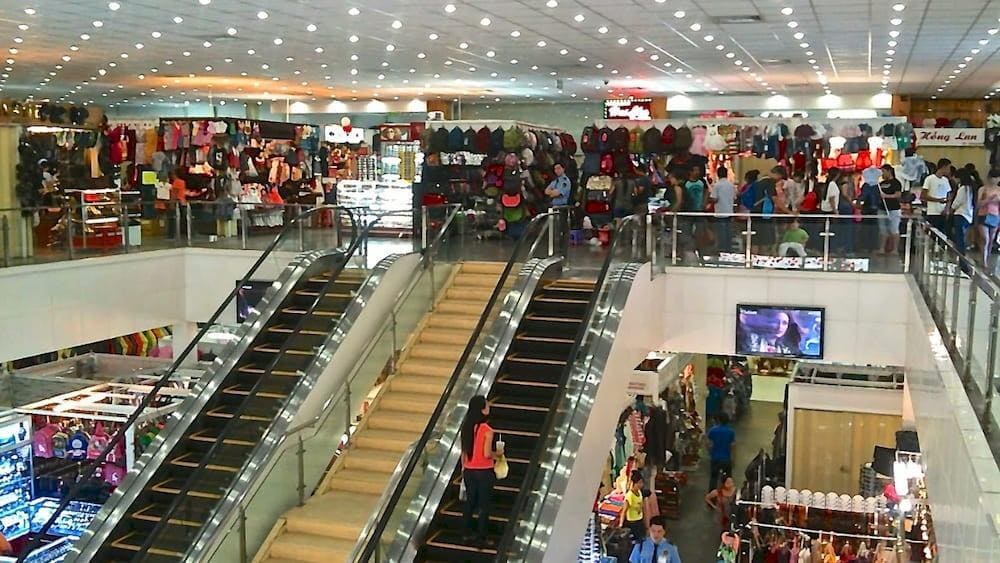 The spacious and clean atmosphere inside Saigon Square